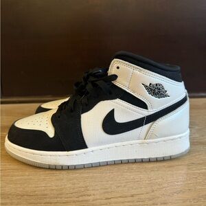Youth Jordan Mid